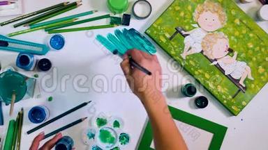 时光流逝。 <strong>绿色调</strong>色板的颜色。 艺术家绘画用画笔<strong>绿</strong>色空白背景。